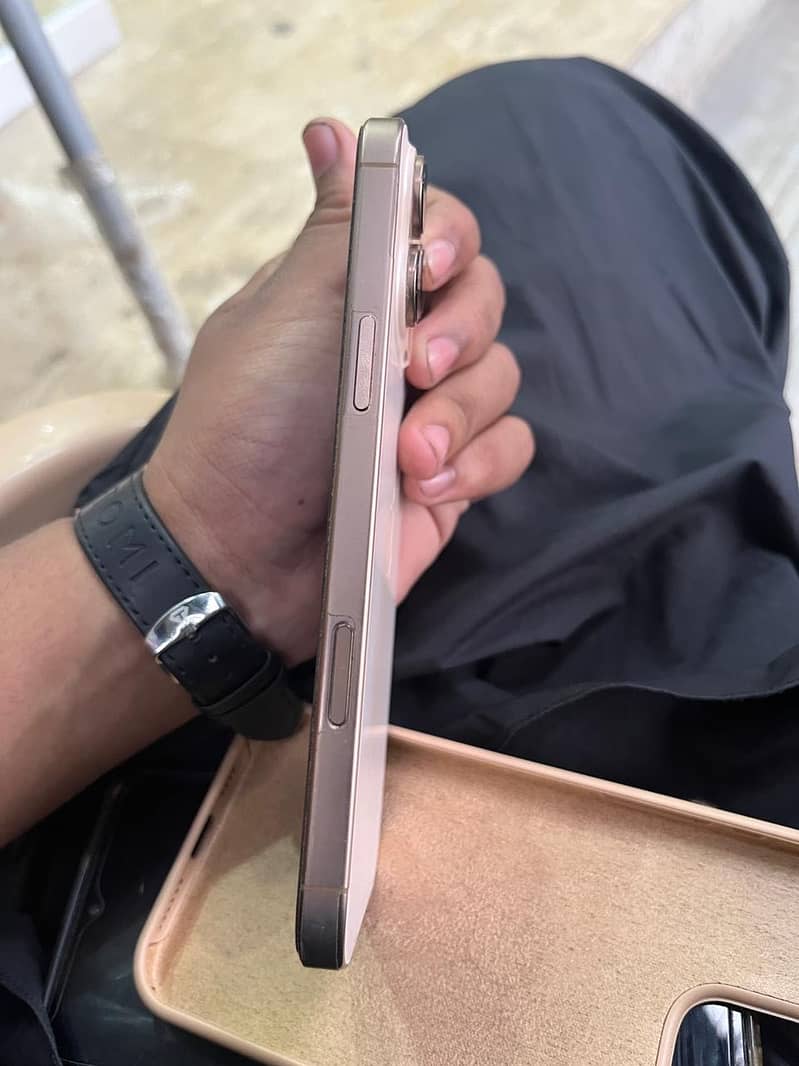 Apple iPhone 16 Pro Max 3