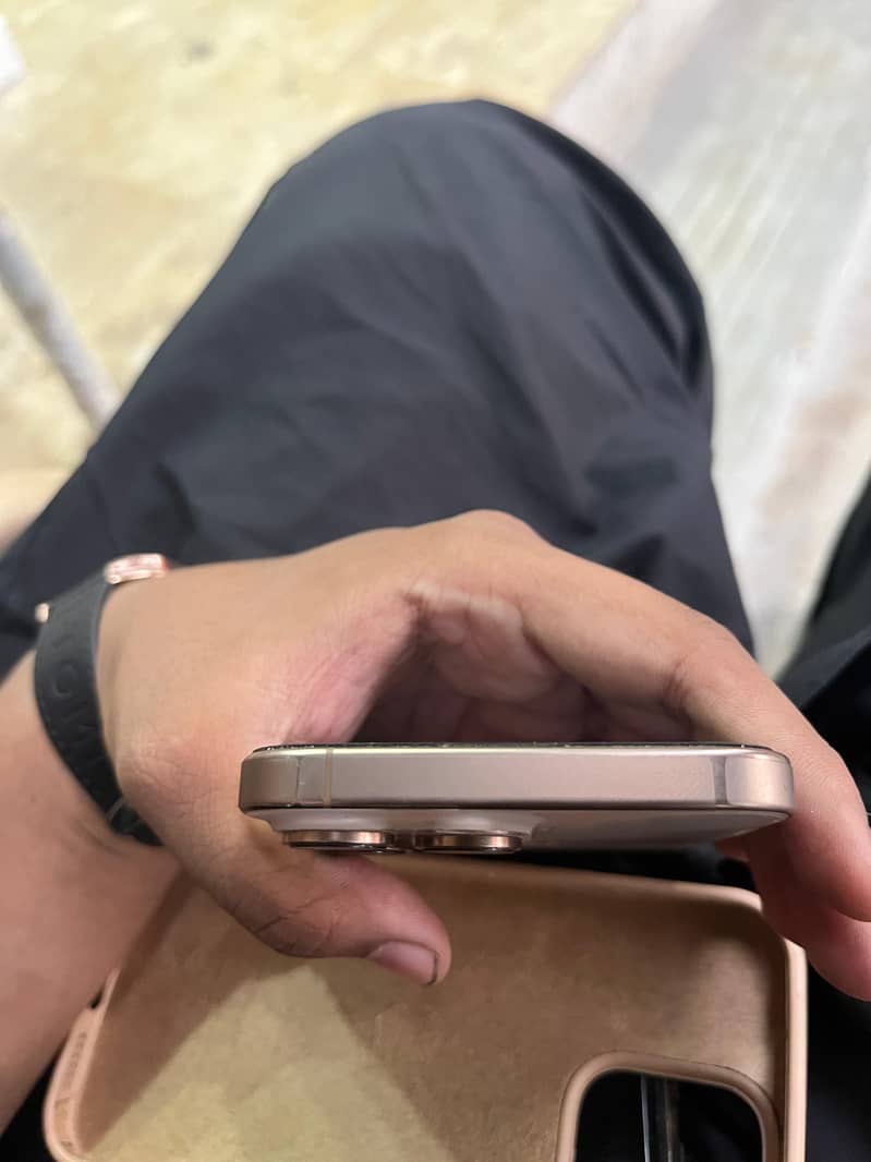 Apple iPhone 16 Pro Max 10