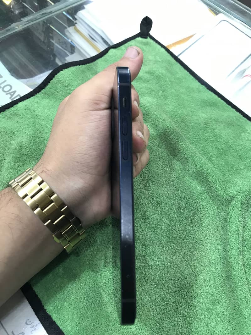 Apple iPhone 12 4