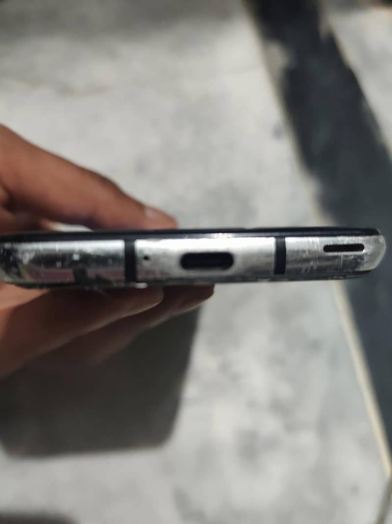 Sharp Aquos R2 4