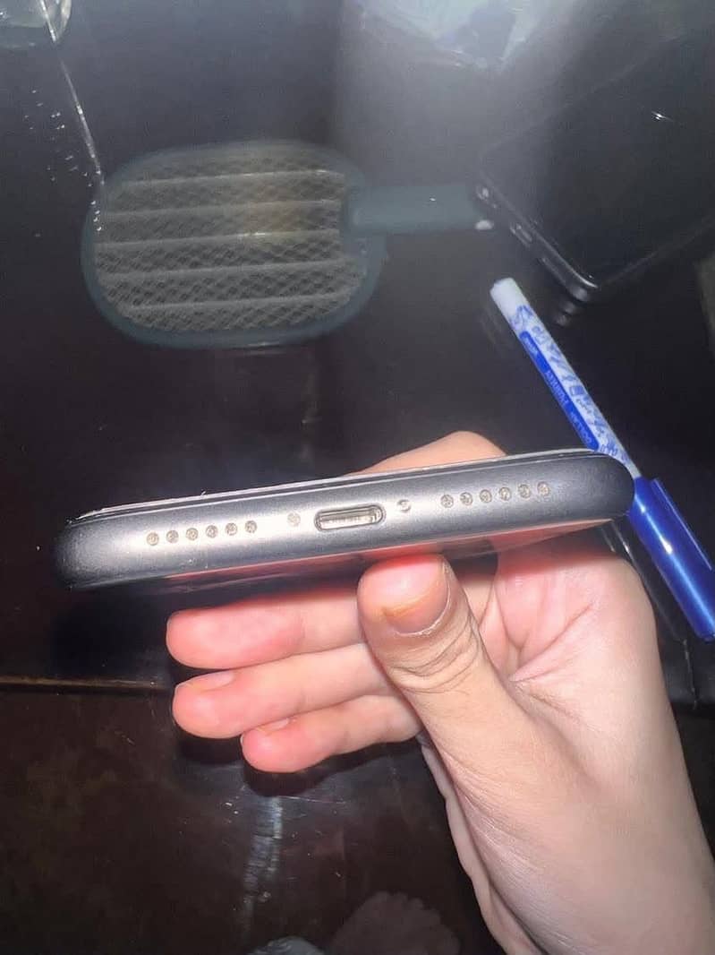 Apple iPhone 11 4