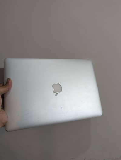 MacBook Pro 2015 Mid 16GB CORE I7 , SCREEN BROKEN