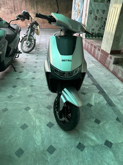 Metro t9 Scooty yadea made