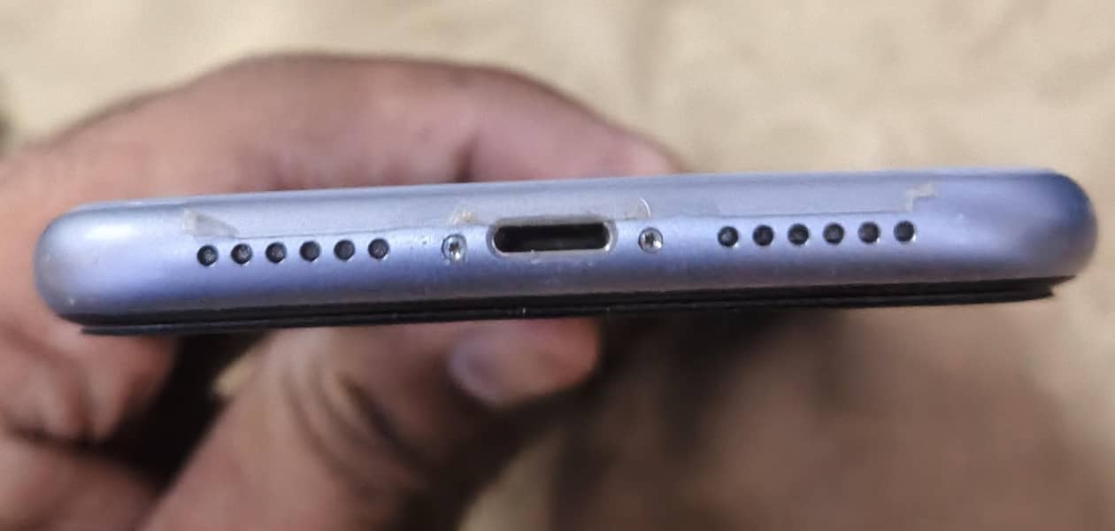 Apple iPhone 11 4