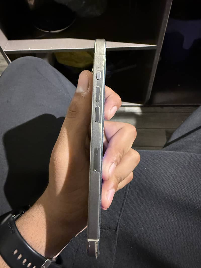 Apple iPhone 15 Pro Max 4
