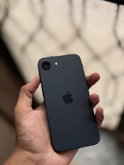 Apple iPhone 16e  j. v