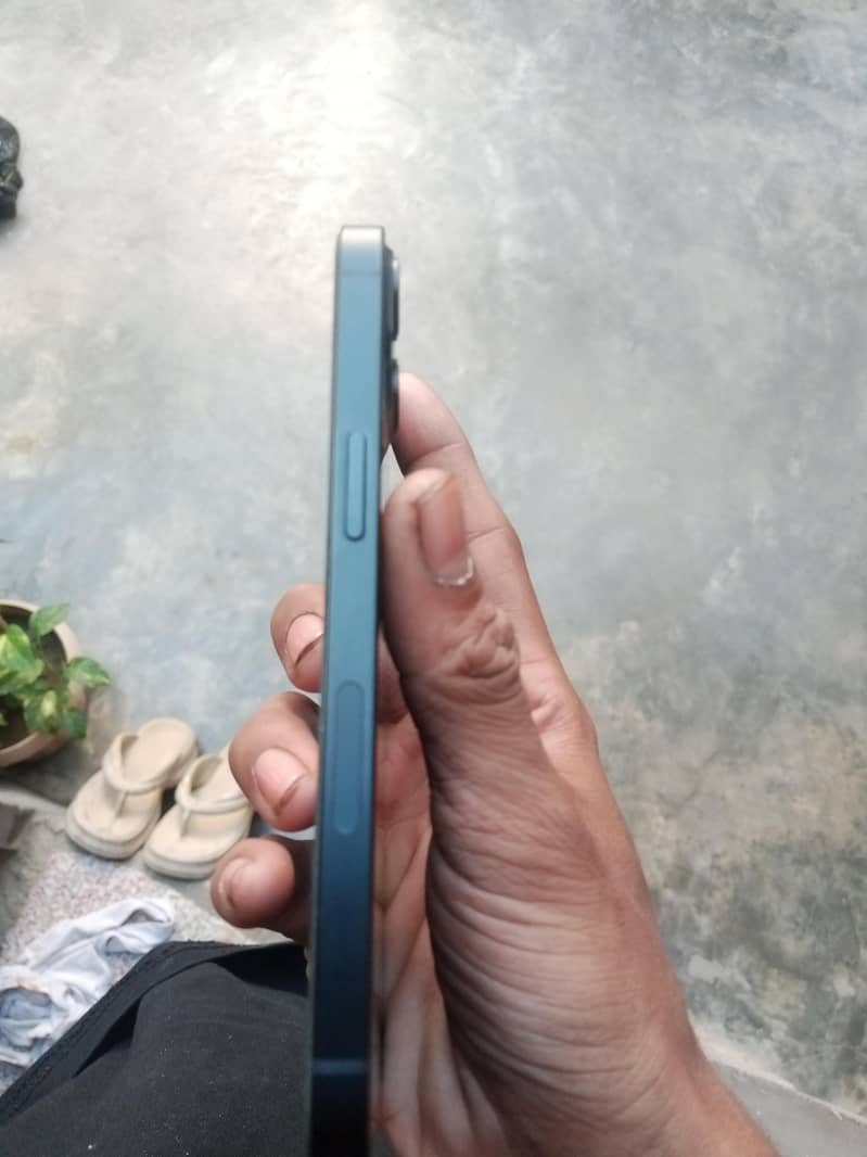 Apple iPhone 13 5