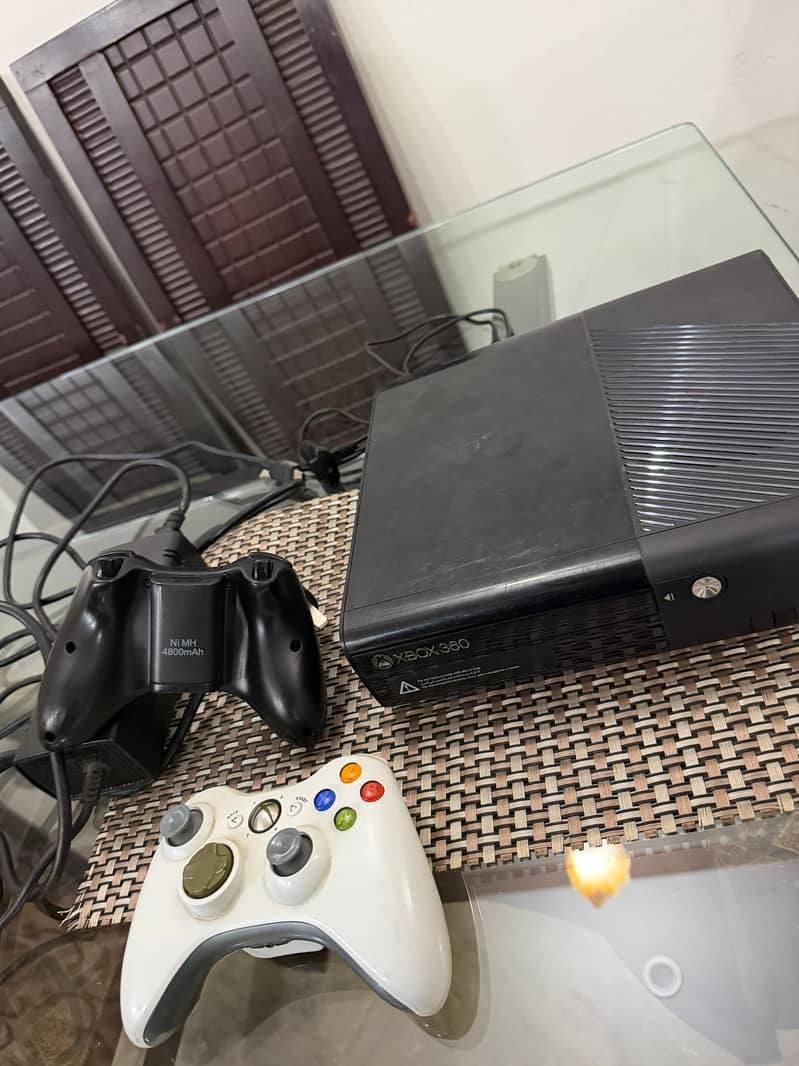 Xbox 360 (e-slim) 1