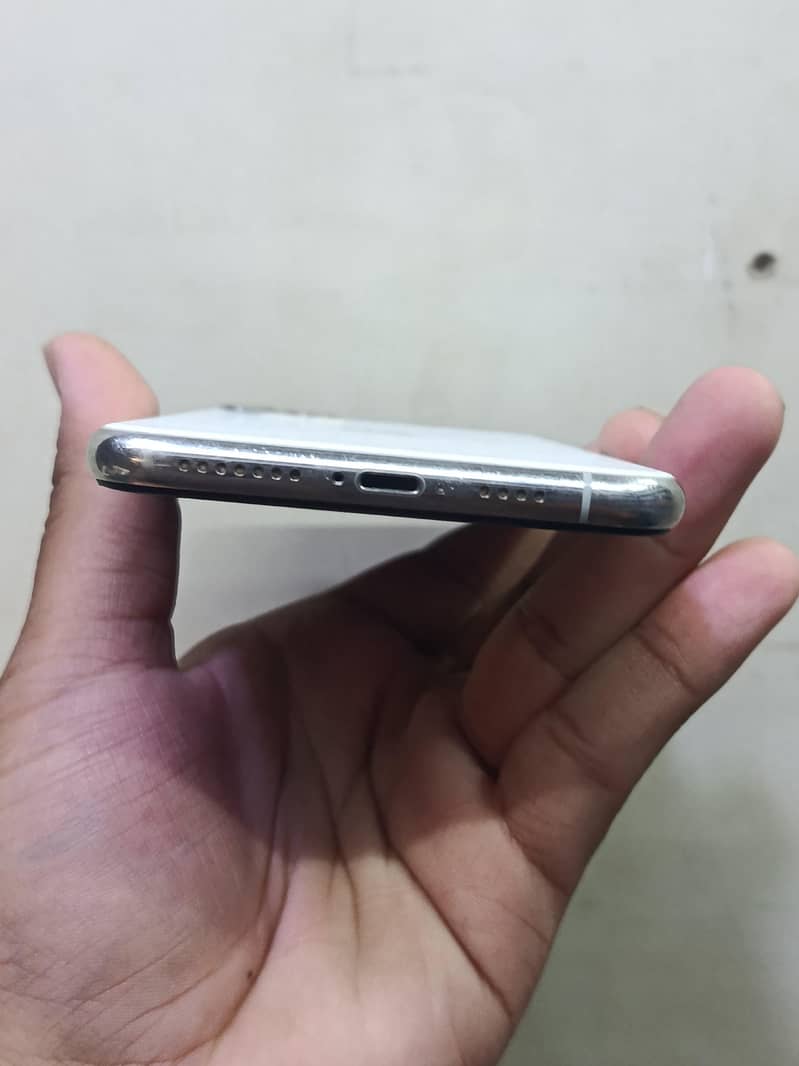 iPhone 11 Pro Max 4