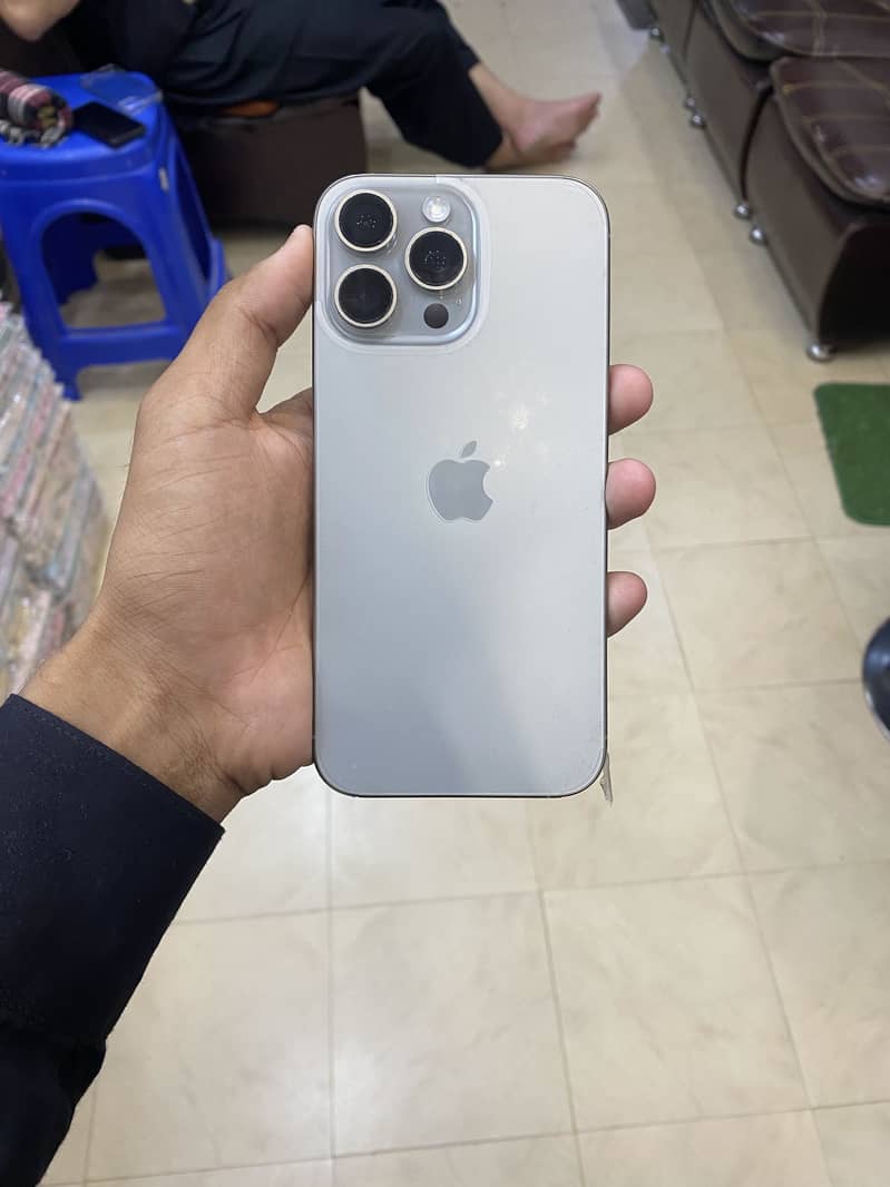 Apple iPhone 16 Pro Max 1