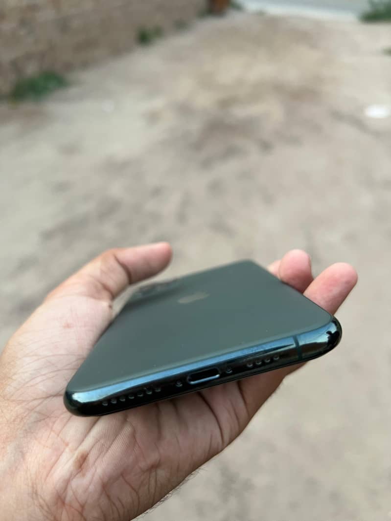 Apple iPhone 11 Pro Max 4