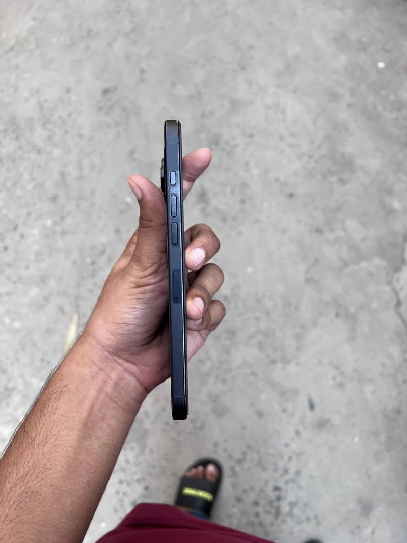 Apple iPhone 16 Pro Max 2