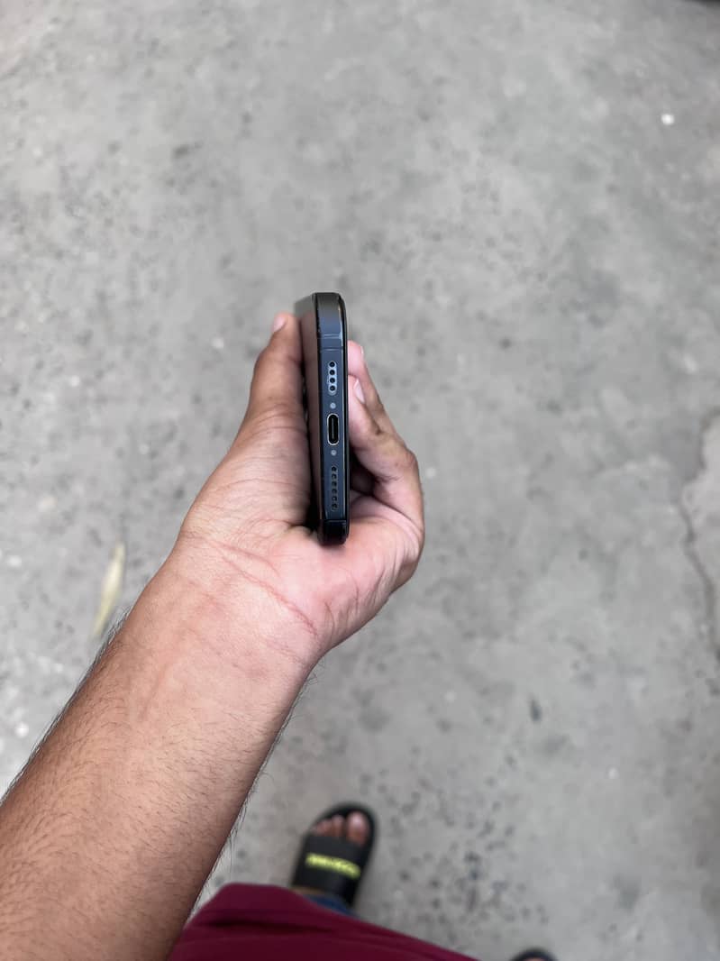 Apple iPhone 16 Pro Max 4