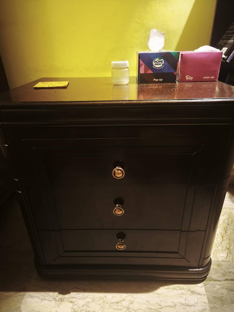 Solid wood bedset with two side tables and dressing table 4