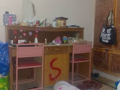 Study table (made of wood)