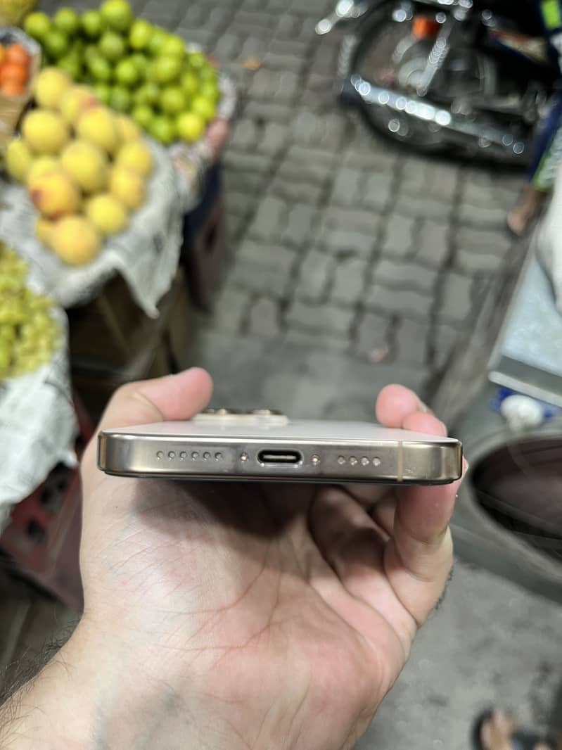 iPhone 16 Pro Max 1