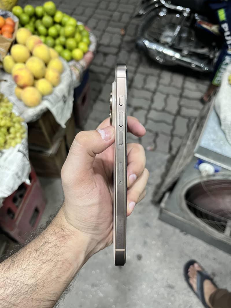 iPhone 16 Pro Max 4