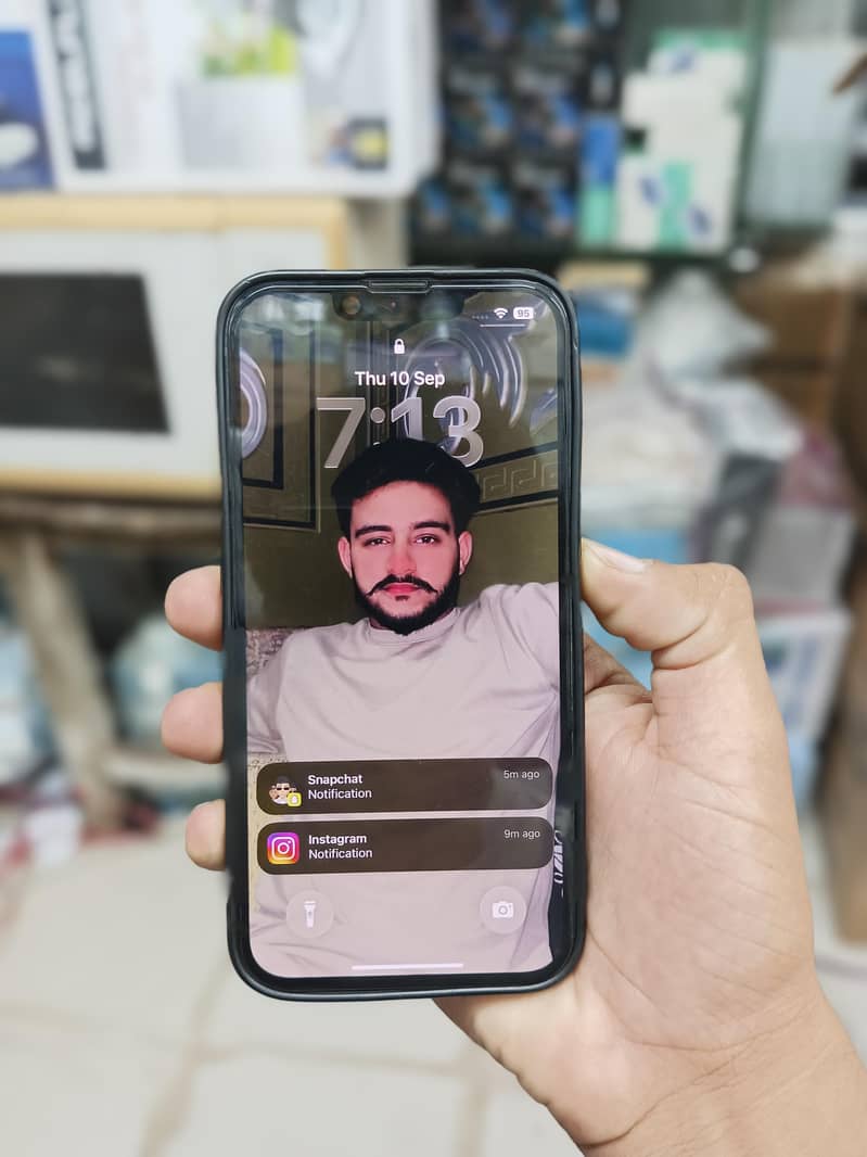 Apple iPhone 13 0