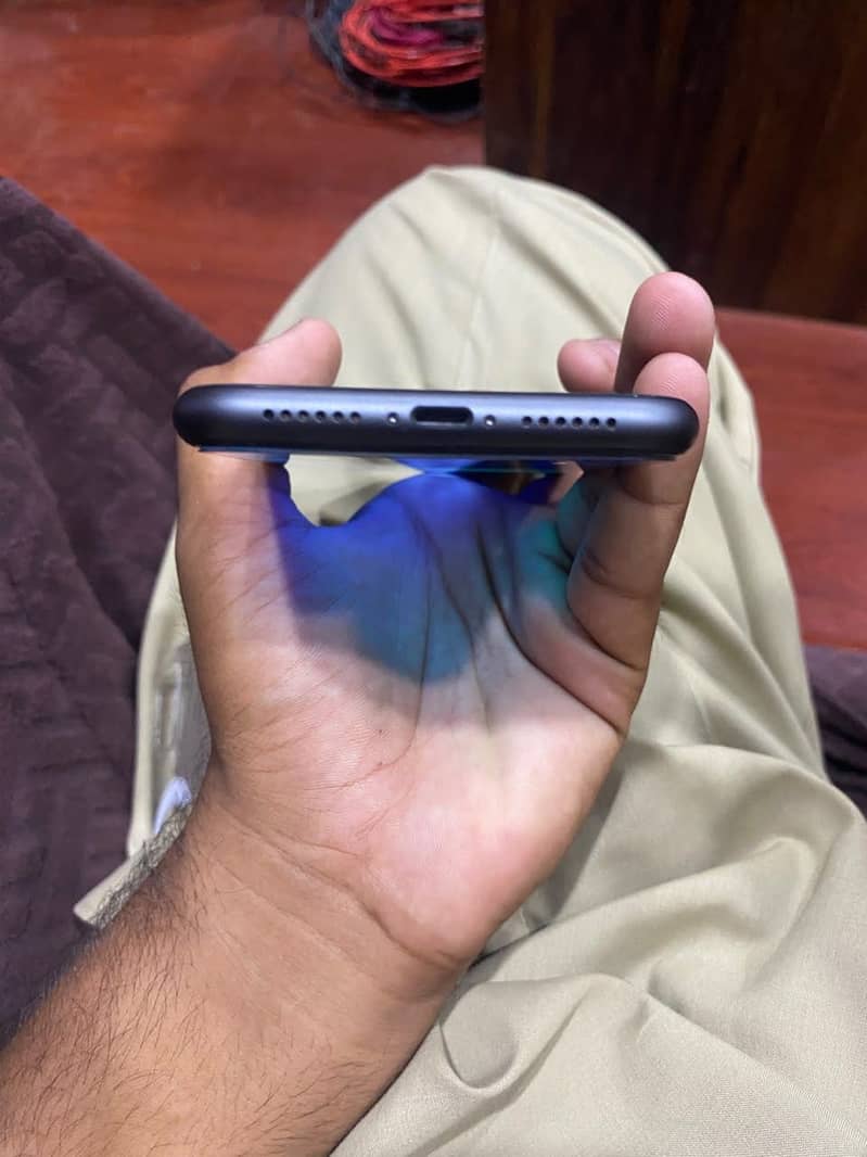 Apple iPhone 11 4