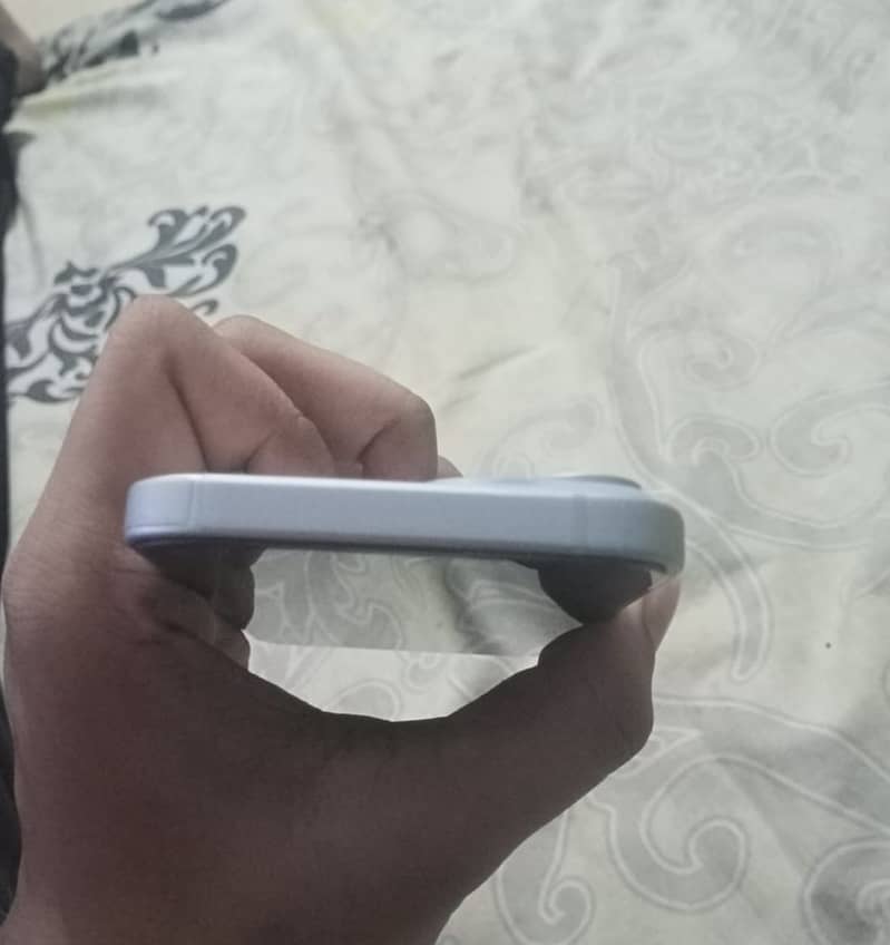 Apple iPhone 15 4