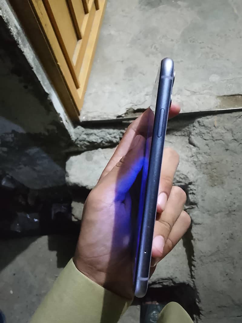 Apple iPhone 11 3
