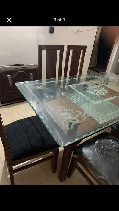 6 seater dining table in good condition