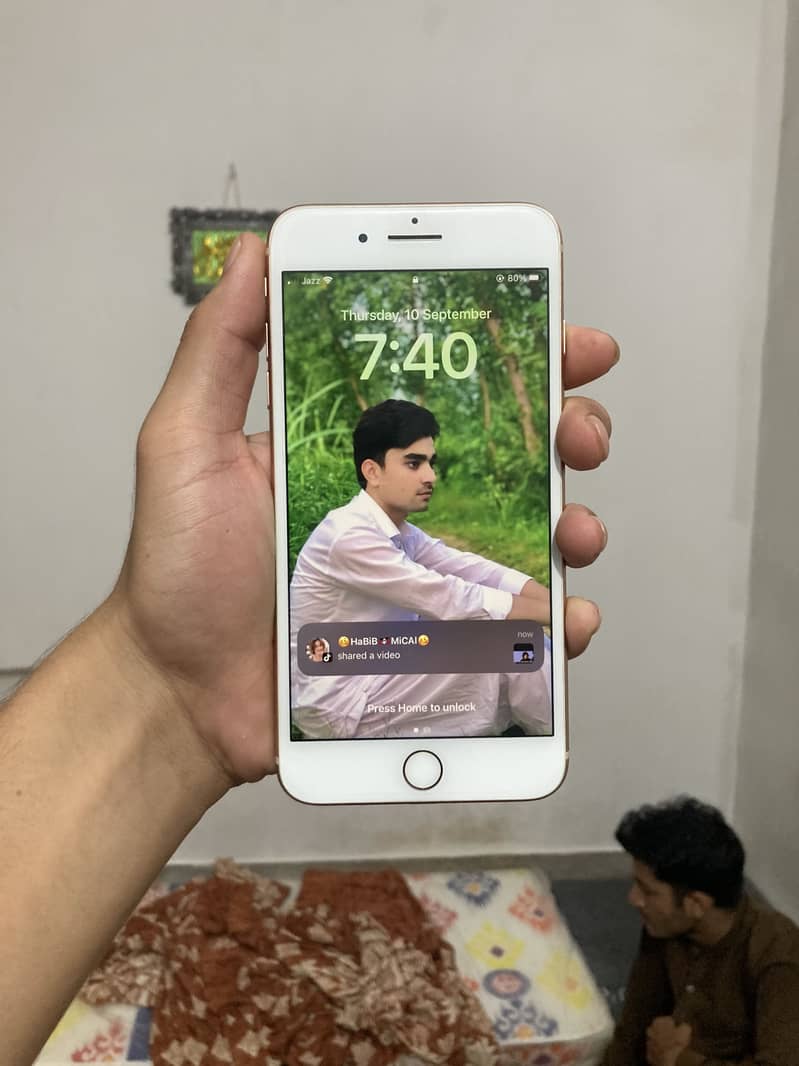 Apple iPhone 8 Plus 1
