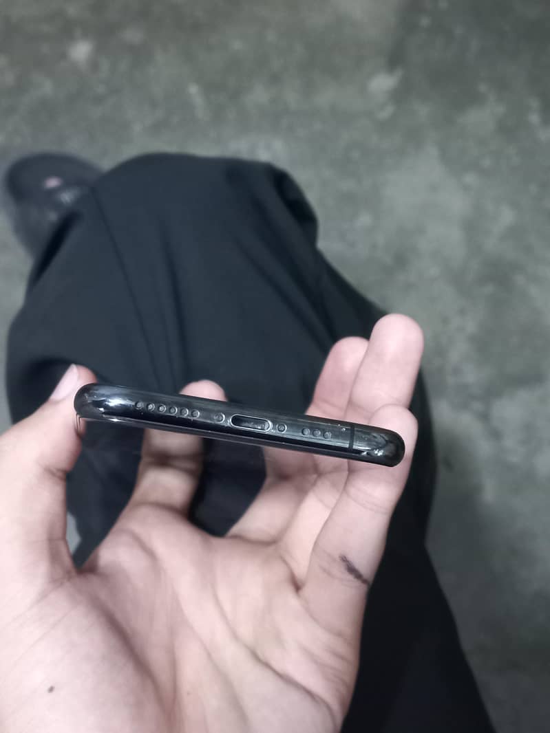 Apple iPhone XS 4