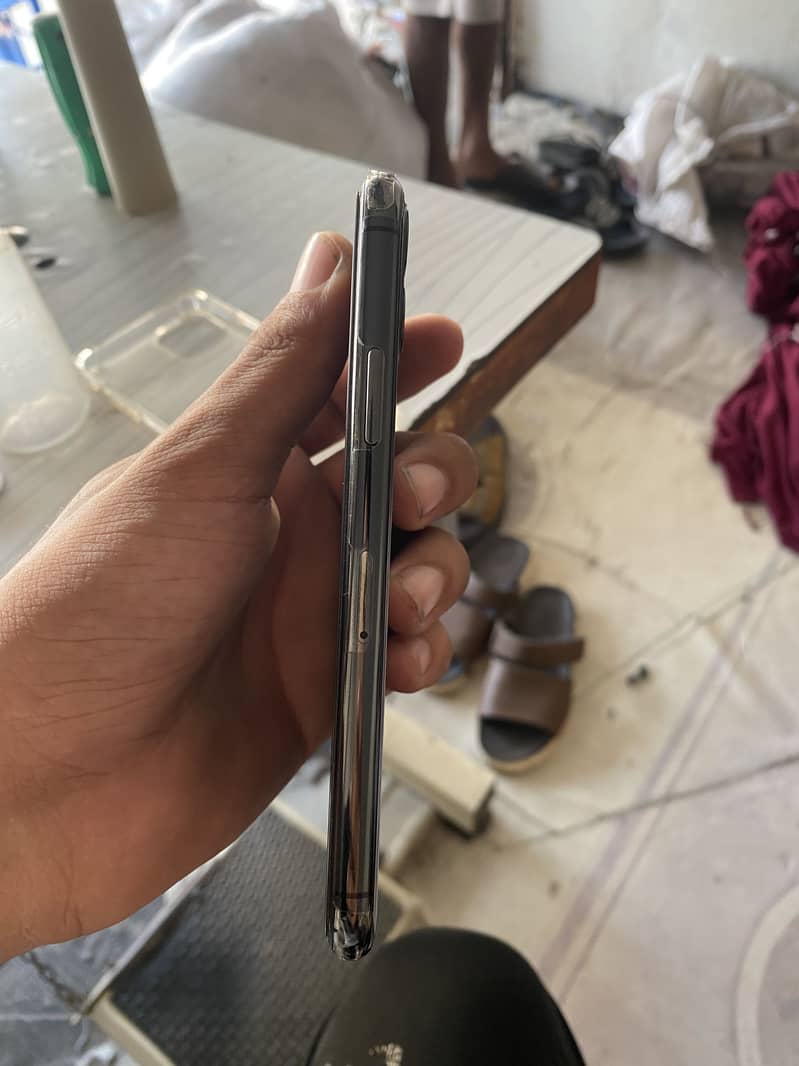 Apple iPhone 11 Pro 4