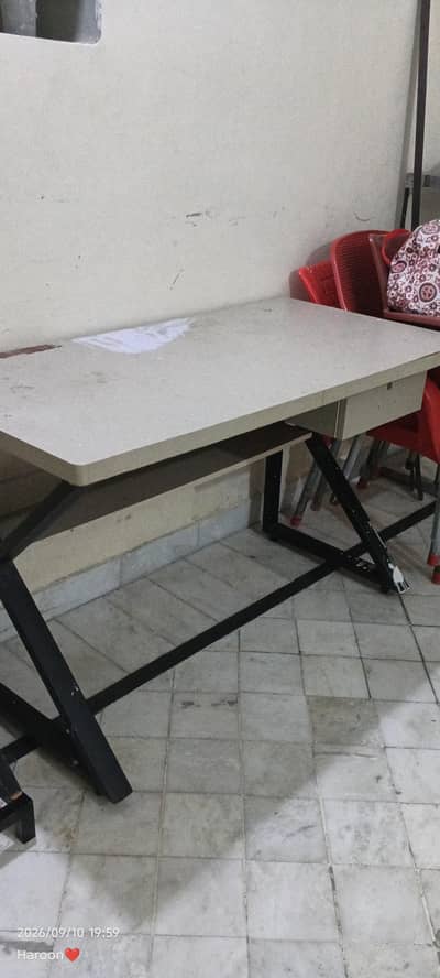 Isko Coffee table Keh skty hain Computer table Lekin ye bhut acha hy