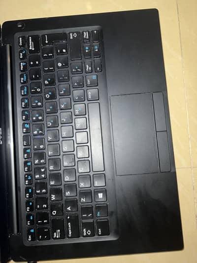 Del laptop latitude 7390 thori si rayat ho jayegi 8/10