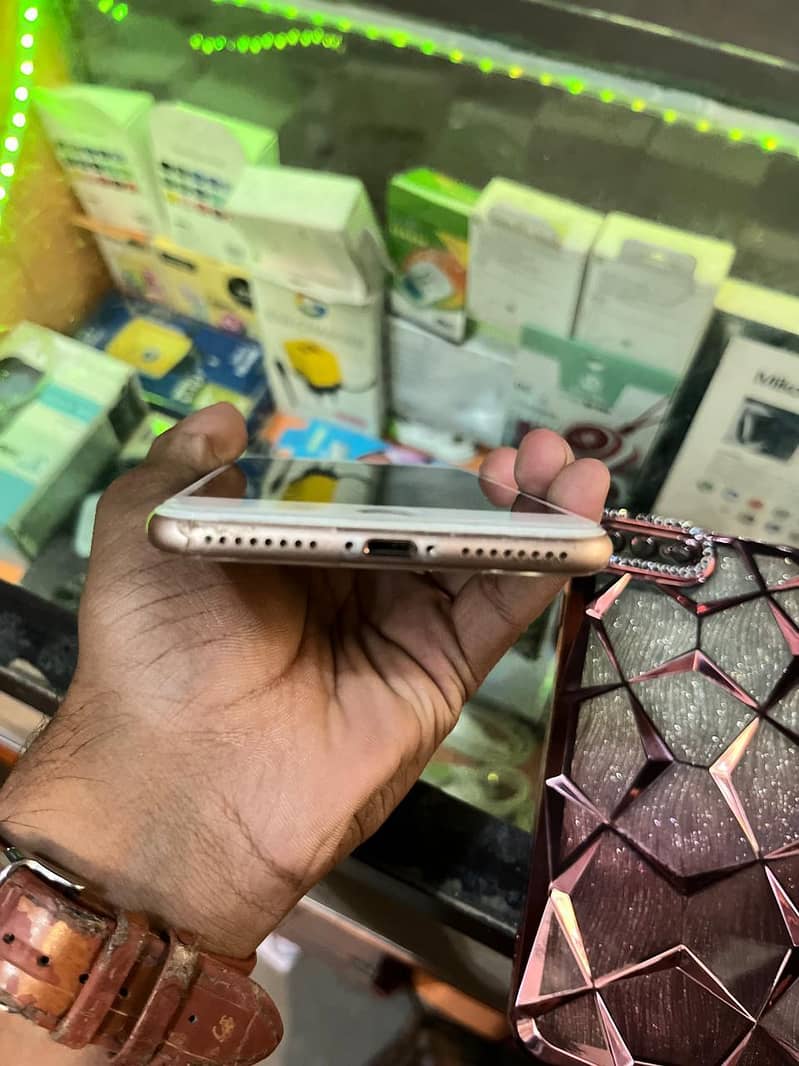 Apple iPhone 8 Plus 4