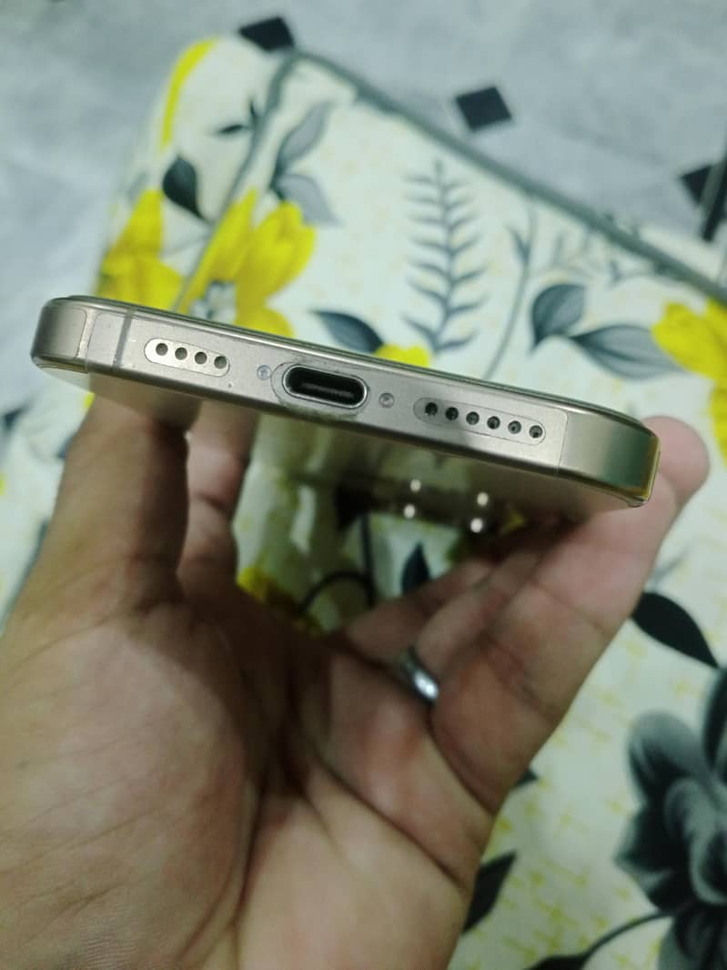 Apple iPhone 16 Pro Max 3