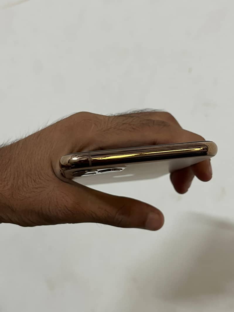 Apple iPhone 11 Pro Max 4
