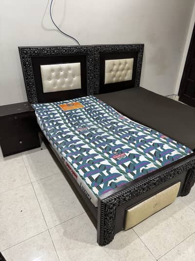 2 single beds with mattress side table