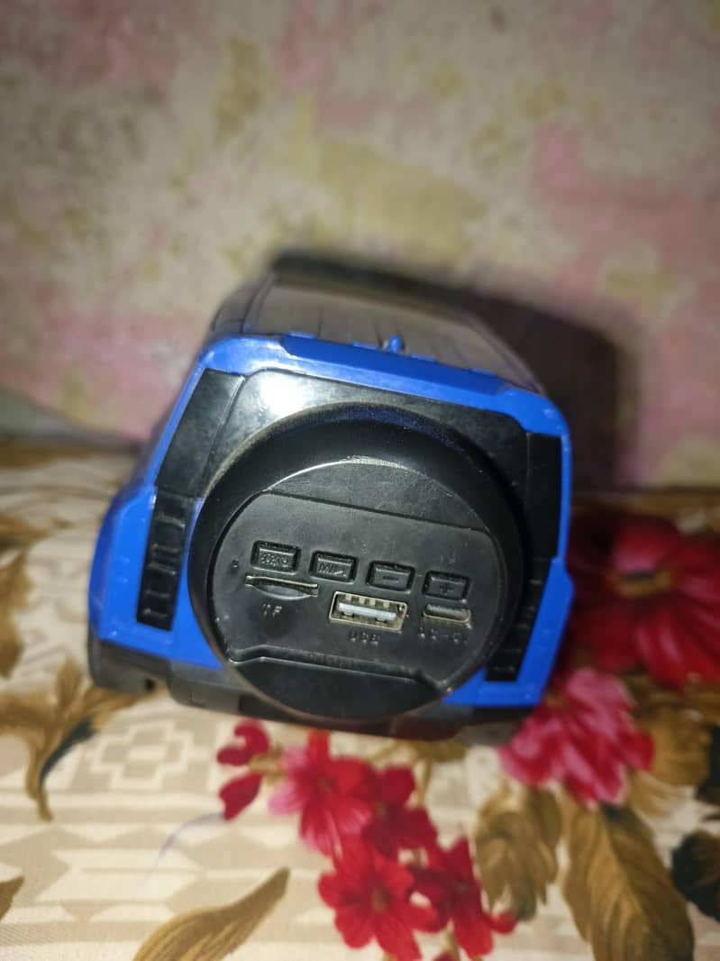 Car Shape Bluetooth Speaker 1