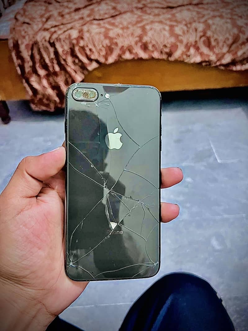 Apple iPhone 8 Plus 3