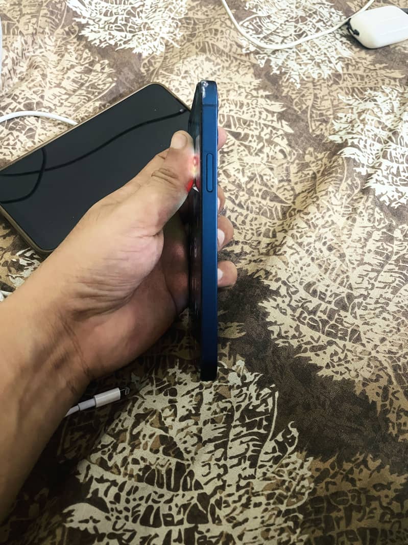 Apple iPhone 12 4