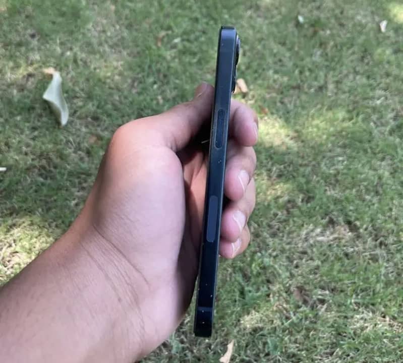 Apple iPhone 13 5