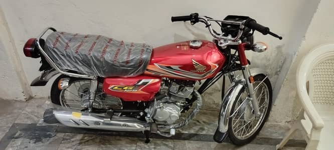 Honda GG 125 Red color 2027 Model.   Contact No: 03091711931