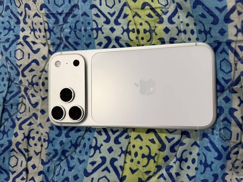 Apple iPhone 17 Pro Max 1