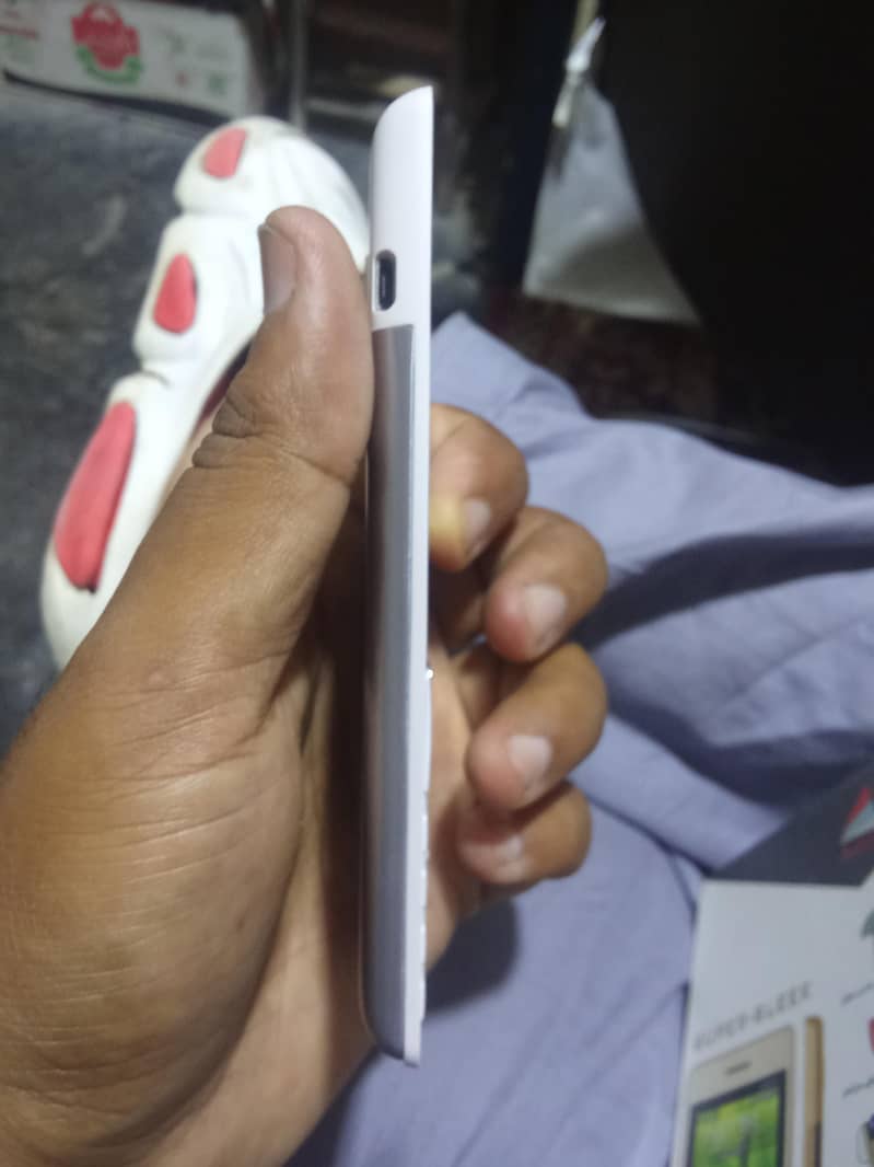 QMobile E3 12