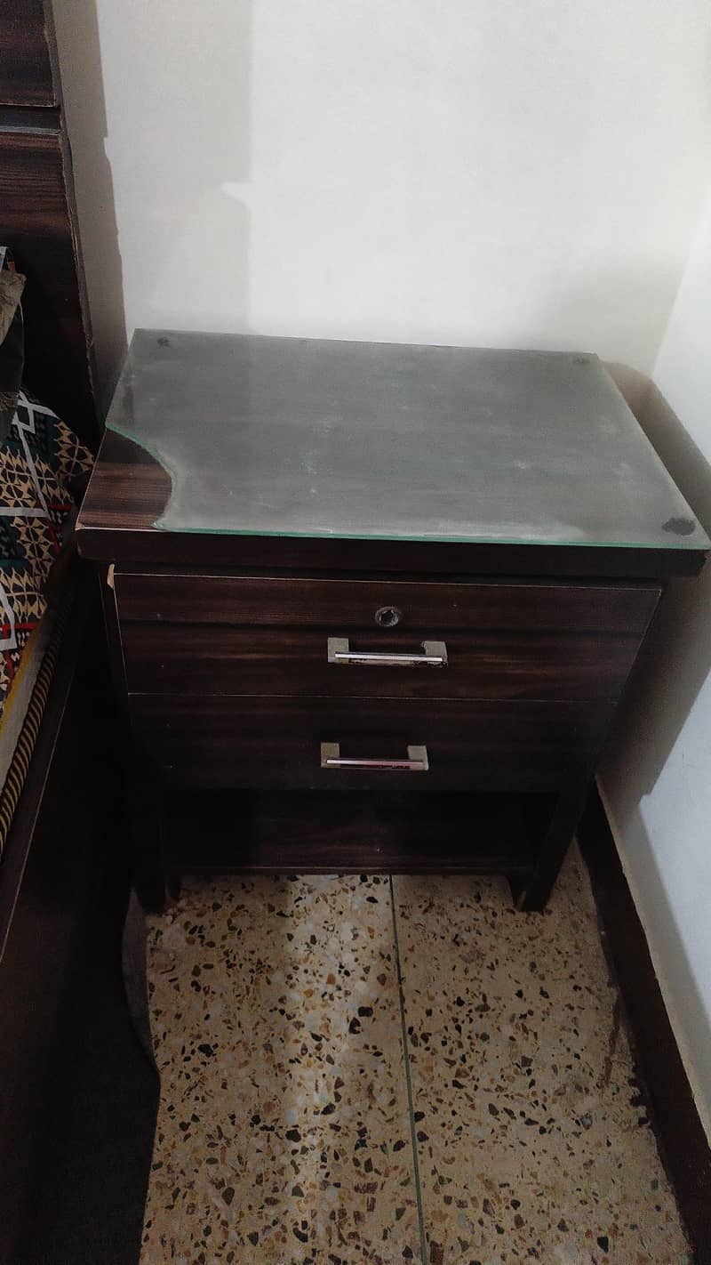 BED WITH 2 SIDE TABELS 1