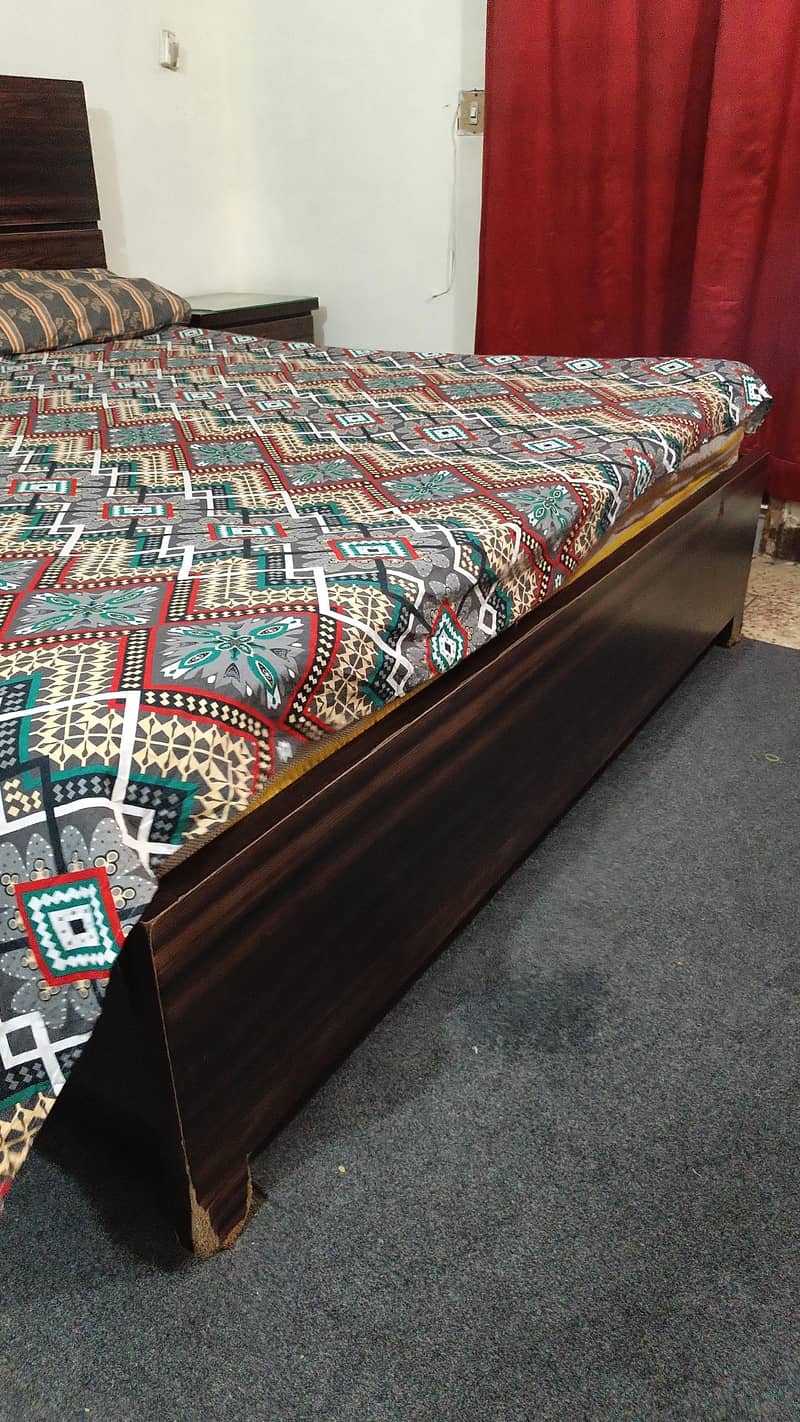 BED WITH 2 SIDE TABELS 2