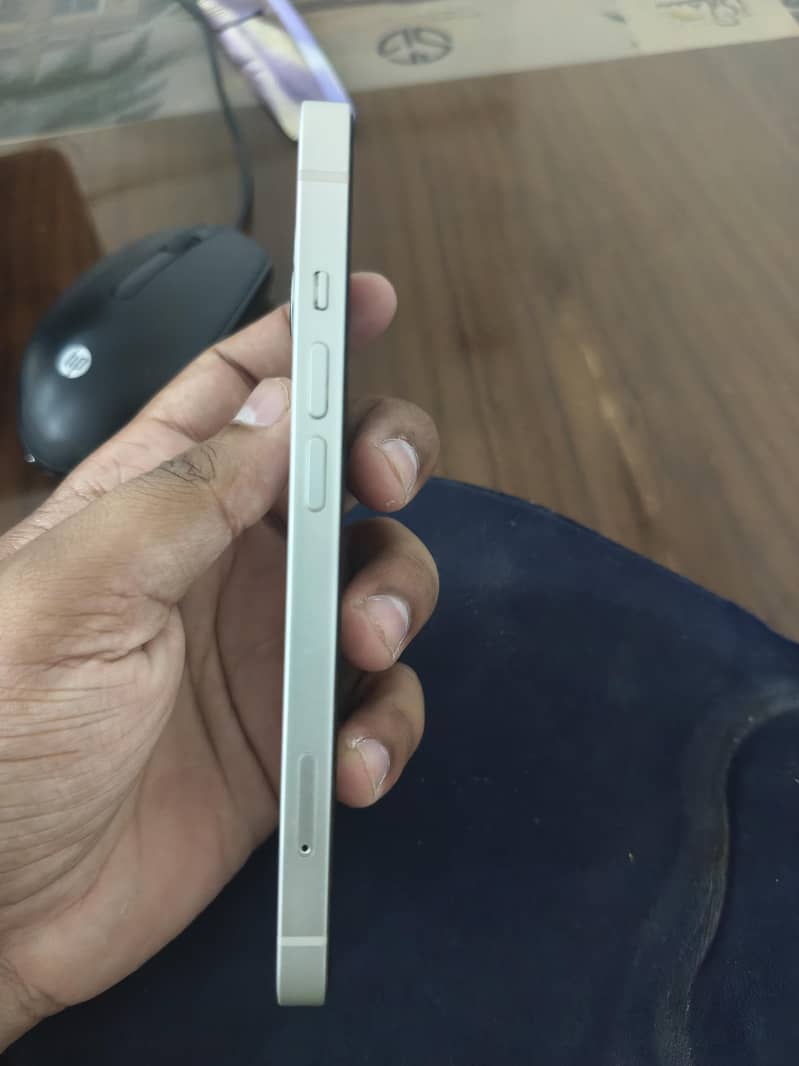 Apple iPhone 13 4