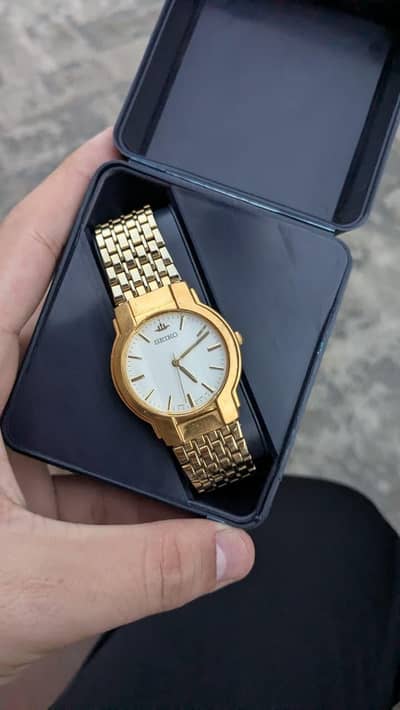 Brand new v701-2J60 Water resistant premium golden color watch
