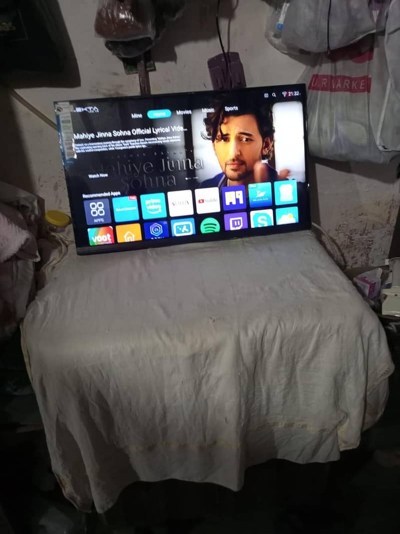 32 inch LCD 0