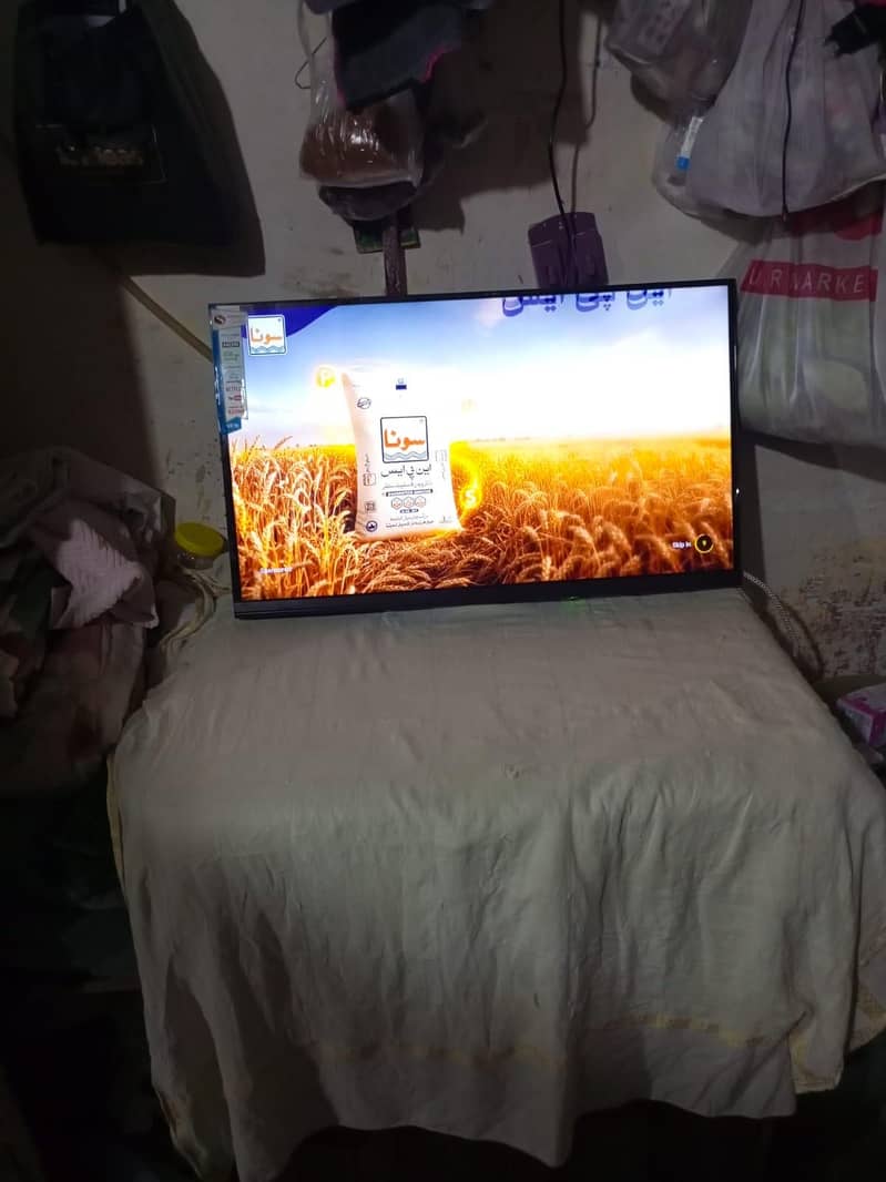 32 inch LCD 4