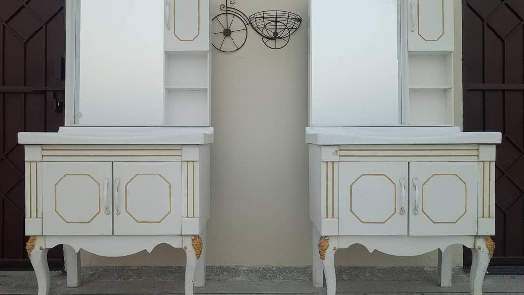 3 comodes and 2 vanities 3
