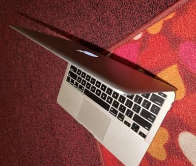 MacBook Air 2015 i5 4GB/128GB SSD - 329 Battery Cycles 10/10 Condition